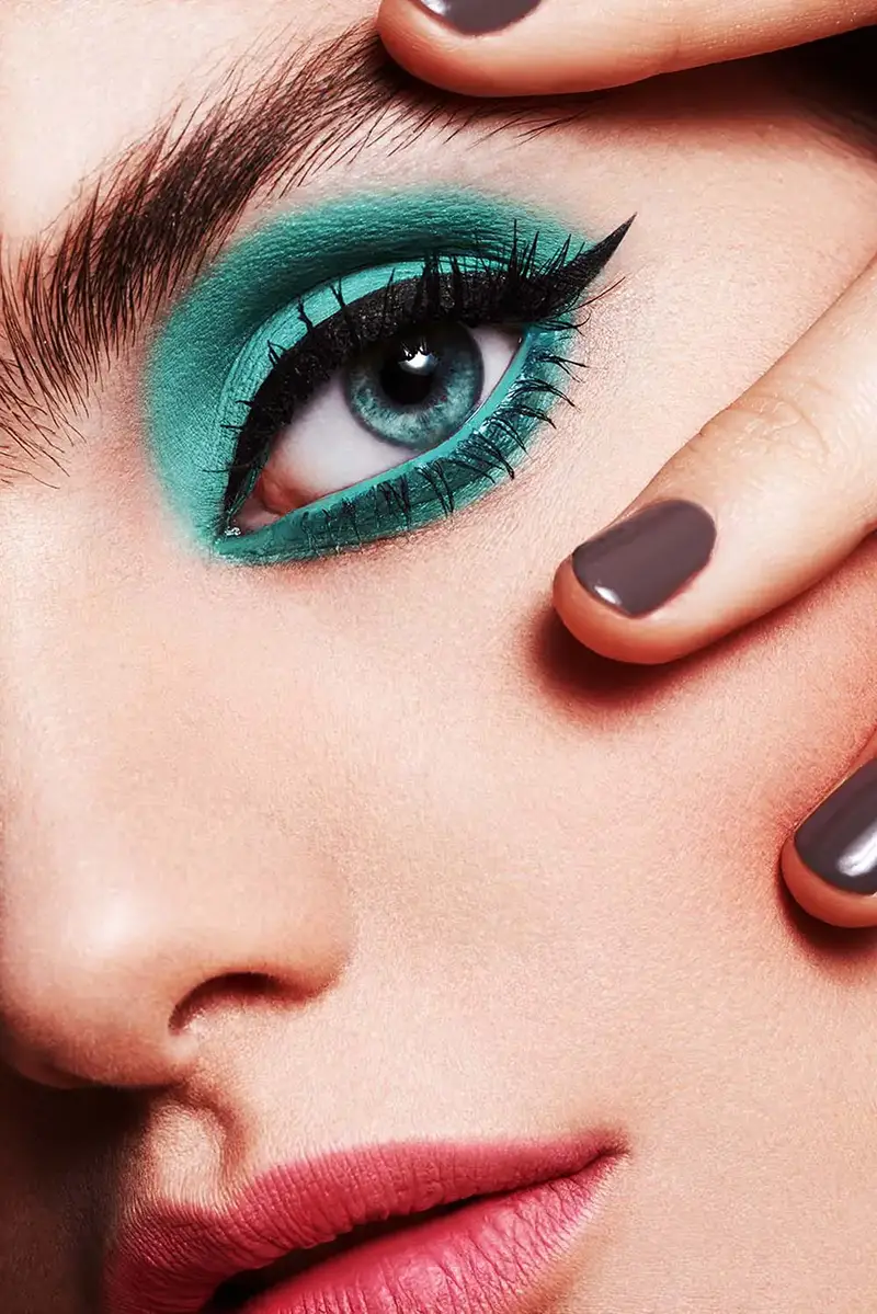 رنگ آبی برای سایه چشم ترند ومد سال 2022